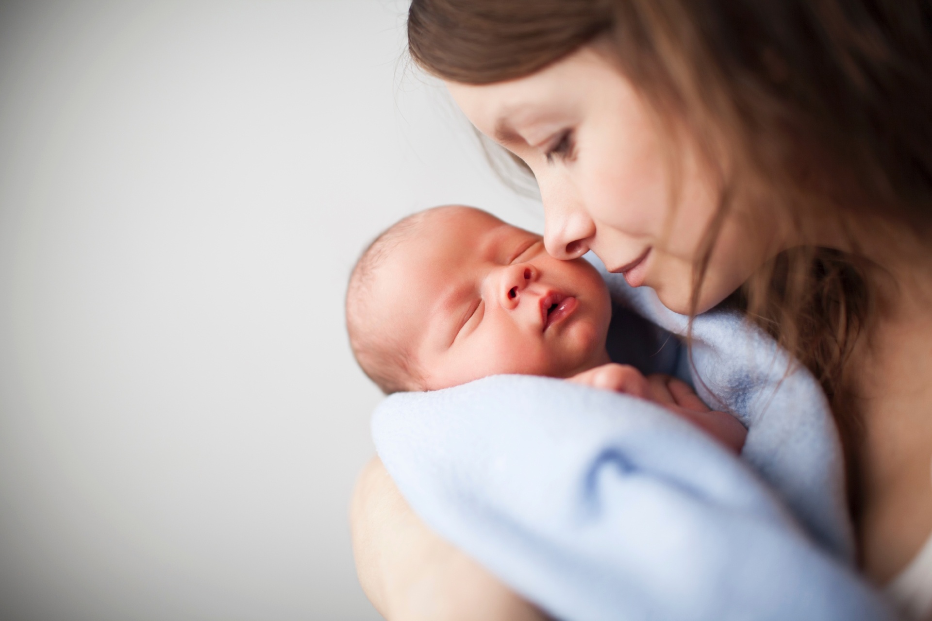 Como faço para registrar meu filho que nasceu?